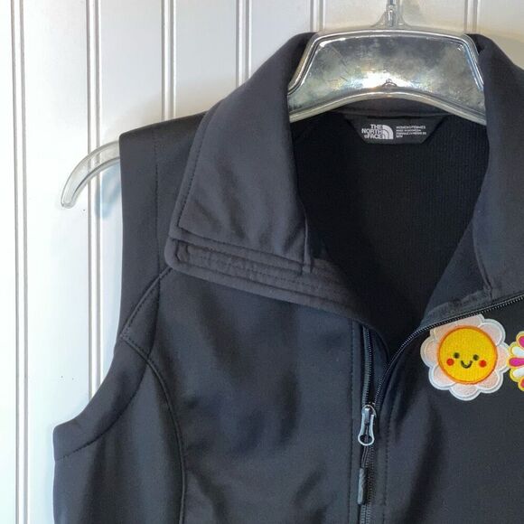 The North Face Womens Vest Black Medium Windwall Slim Fit Happy Face Patches NWT - Picture 2 of 13